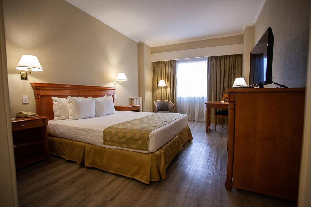 Austral Plaza Hotel Κομοντόρο Ριβαντάβια Εξωτερικό φωτογραφία